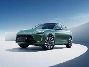 华为重磅发布！首款鸿蒙汽车，25万元起售！3年内8次强调“不造车”，却计划每年投入10亿美元