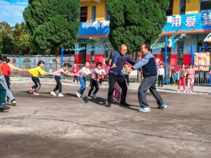国务院：强化乡村教师待遇保障 提高教龄津贴标准
