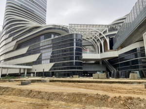 广州60亿TOD项目“停工”调查：主体封顶三年半仍无法交付，“正在积极推进重组复工”