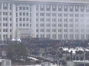 哈萨克斯坦爆发大规模抗议，多地进入紧急状态，全境互联网通信中断！中使馆重要提醒，俄外交部也表态了…