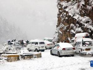 突发悲剧！这个赏雪胜地遭暴雪袭击，数千游客被困，至少22人遇难！不少人在车中被冻死...