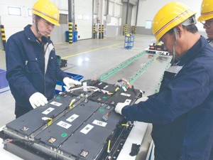 新能源车火爆催生千亿市场，电池回收“一天一价”