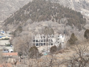 独家现场| 济南违建别墅群拆除：天井峪村违建民宿两天内夷为平地，多村拆除工作同时进行