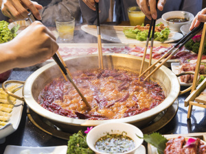 火锅行业再现上亿融资！呷哺呷哺、海底捞集中关店之后，赛道还有多少想象空间？