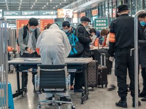 女子返乡高铁上接到“7+7”天隔离通知，酒店每天约300元，中途下车不回去了！卫健委最新表态