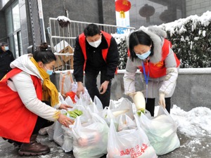 如何保障遭遇疫情困难群众的基本生活？民政部答每经问：及时纳入临时救助范围