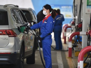 开年“两连涨”！29日24时起，国内汽柴油价格每吨分别提高310元和300元