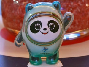 观冬奥·向未来丨冬奥特许生产零售商元隆雅图：冰墩墩一“墩”难求，近期销量几乎赶上前两年整体