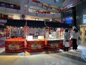 每经记者新春走基层 | “颜值经济”闹新春：年轻人在美妆集合店、年货市集里寻找“年味儿”