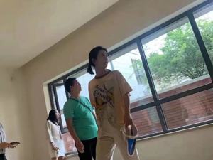 谢娜上海购豪宅“跳单”罗生门 中介当事人实名现身要说法：佣金应在120万左右，已考虑起诉
