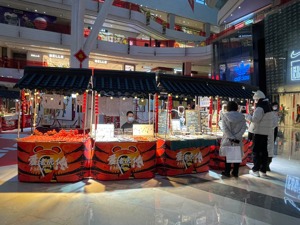 “颜值经济”闹新春：年轻人在美妆集合店、年货市集里寻找“年味儿”
