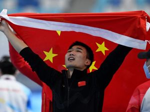 高亭宇摘金，还破了奥运纪录！他霸气跃上领奖台，私底下却是“暖男”：爱给妈妈买面膜