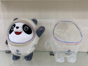 实探冰墩墩外壳生产商：七八个工人两班倒，每天仅能产1000个左右