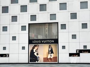 LV包包从3500涨价至5400、从4.65万涨至5.2万…消费者提前抢购致断货，有门店预订等半年