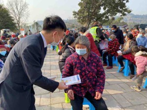 反诈宣传入村庄，共筑金融防火墙 ——浦发银行成都分行开展防范电信诈骗和非法集资宣传活动