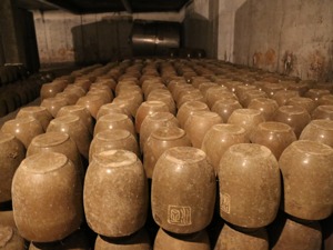一线酒市调研｜3位经销商眼里的酱酒“热与冷”：去年上半年“太疯狂” 如今部分市场已现价格倒挂
