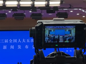 两会现场手记丨 十三届全国人大五次会议日程公布 现场媒体掀起视频报道热