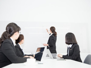 2008年金融危机如果有“雷曼姐妹”在，结果将会怎样？“女神节”前夕，这些券商女高管与每经记者交流职场修炼心得
