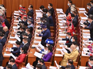 全国人大常委会工作报告：今年将预安排审议40件法律案，将制定期货和衍生品法、关税法等法律