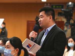 每经记者两会现场提问科技部部长王志刚：如何加大对企业尤其是科技型中小企业的支持力度？