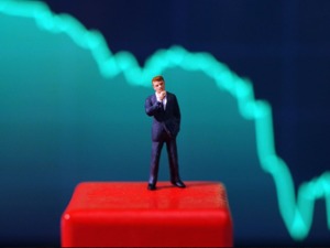 美欧股市大反弹，原油金价回落，欧洲天然气猛跌27%