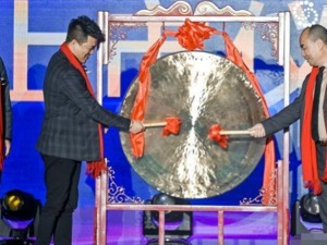 看不懂，这家公司宣称已赴港上市，还自办了敲钟仪式，但港交所“查无此司”