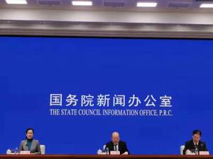“减轻家庭养育负担”改为“减轻家庭生育、养育、教育负担”……今年政府工作报告共补充修改92处，集中在稳经济、促创新、惠民生三方面