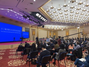 亲历李克强第十场总理记者会，要求地方政府当“铁公鸡”，不该花的钱一分也不能花