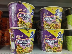 “土坑酸菜”曝光后，方便面巨头如何自救？ 康师傅取消合作、统一坚称“自腌自用”