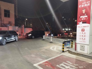北京加油站“破9”前夜：“加满”声不断，豪车身影不少，加油员取消休息等“9”来
