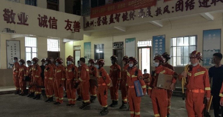 东航坠机事故现场：消防官兵在应急指挥部集结