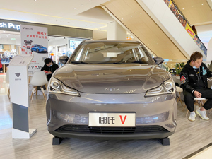 “幽灵刹车”再现？哪吒V疑似失控撞向隔离墩，A柱多处弯折车内还有血迹