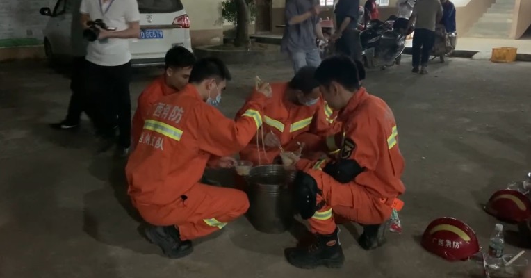 坠机救援官兵深夜路边吃面，谢谢你们的守护！
