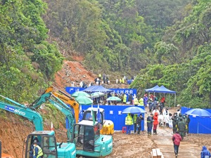 第一部黑匣子送达北京 空难核心区拖出飞机大部件