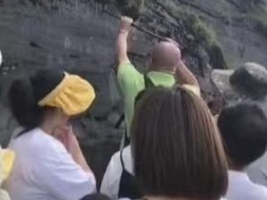 别再“到此一游”了！男子在石壁上刻划4个字，一审判赔12万余元……