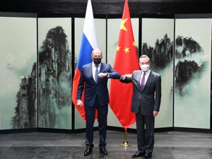 王毅同俄罗斯外长拉夫罗夫举行会谈