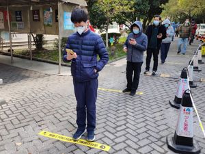 单日新增感染超1.3万例，上海全市继续封控！3.8万医务人员驰援！为给居民供应物资，有店长一人在便利店住了23天