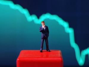 “鹰派信号+制裁”阴霾笼罩，欧美股债全线下挫！英国5年期国债收益率创7年新高