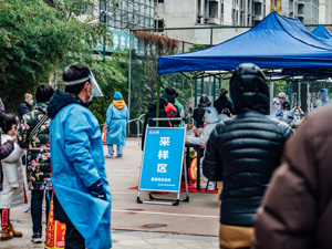 双层包装袋、建立专班、当日清运……联防联控机制答每经问：核酸检测产生的医废收集、转运等都遵循严格流程