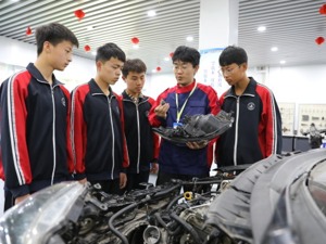 职业教育法拟增加“校企合作”原则 全国人大常委会法工委答每经问：对产教融合型企业给予金融、财政、土地、信用等支持