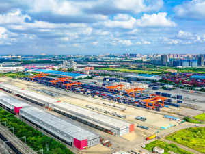 成都青白江首发中越跨境直达班列 促进企业双向贸易