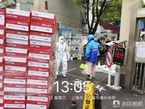 拼多多“48小时保供套餐”一周送出百万份物资，有商家雨中送出7000箱方便面
