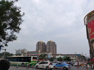 “我们公司2008年以后就没拿过地了”，那些区域小房企还好吗？