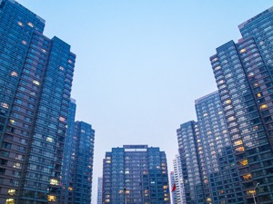 “五一”前夕多地加速松绑楼市，有三线城市楼盘价格“每平米直降2000元”