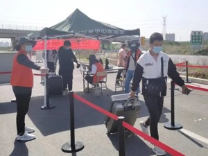 富士康高速路口“抢人”：有效出勤55天，就能拿到8000元奖金！