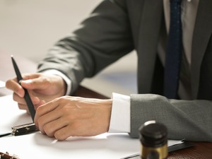 中天金融收深交所2021年报问询函，涉及债务、收入与成本变动情况等