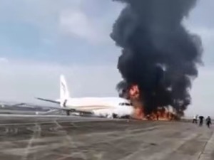西藏航空一客机在重庆机场偏出跑道，擦地起火！民航局：火已扑灭，36人擦伤扭伤