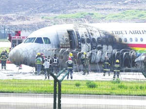 西藏航空客机重庆偏出跑道 36人擦伤扭伤已及时送医
