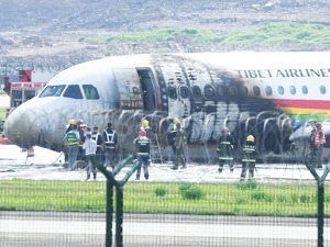 西藏航空一客机偏出跑道事故发生后  从业人员讲述紧急撤离时乘客应如何正确逃生