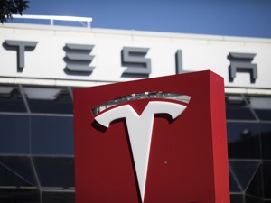 特斯拉召回超10万辆电动车，保时捷、奔驰也有召回计划